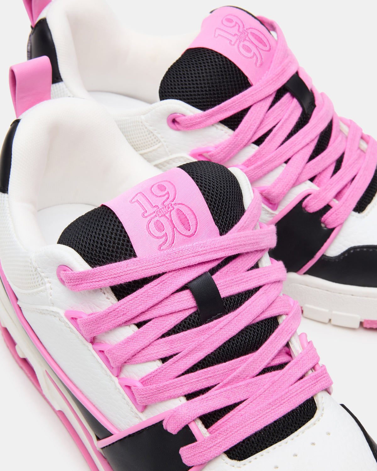 SKATER Black/Pink Low-Top Lace-Up Women's Sneaker Steve Madden BLACK PINK MULTI
