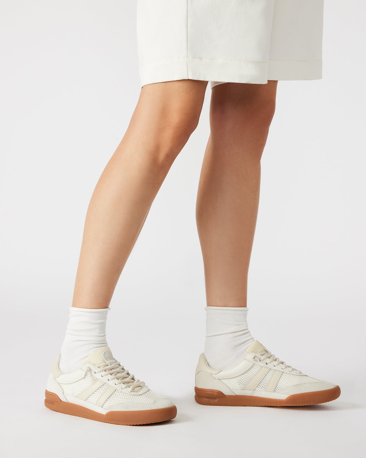 VERDICT White Multi Women's Lace-Up Sneaker Steve Madden WHITE MULTI