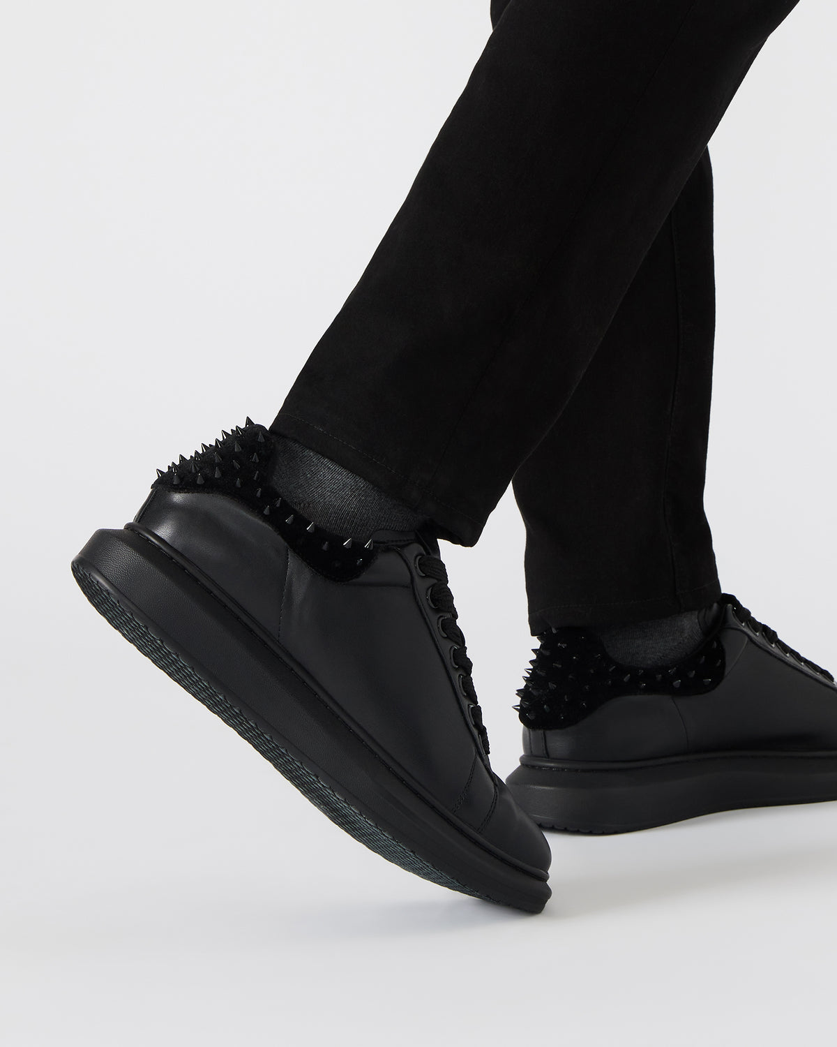 FROSTING Black Velvet Men's Low-Top Lace-Up Sneaker Steve Madden BLACK VELVET